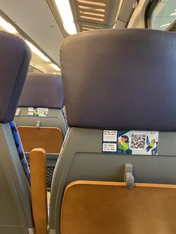 Sitzplätze im Regionalzug. Auf der Rückseite in Aufkleber verklebt, welche zur Umfrage führen