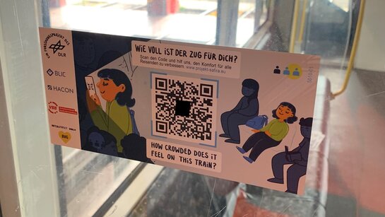 Aufkleber mit QR-Code in U-Bahn