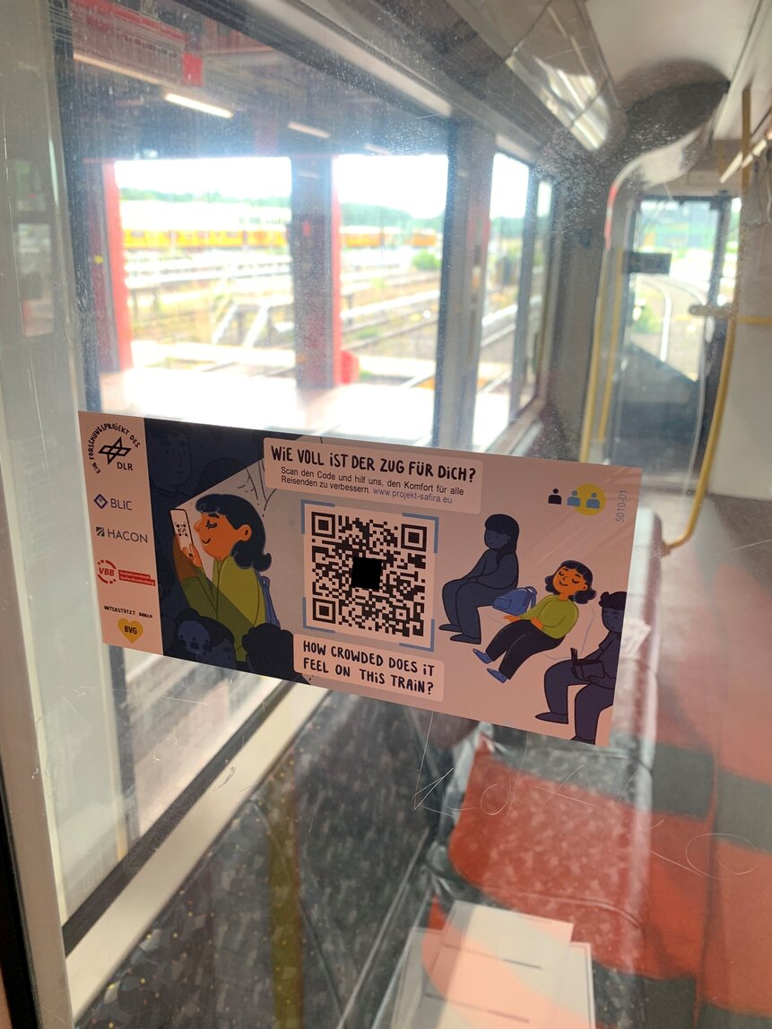 Aufkleber mit QR-Code in U-Bahn
