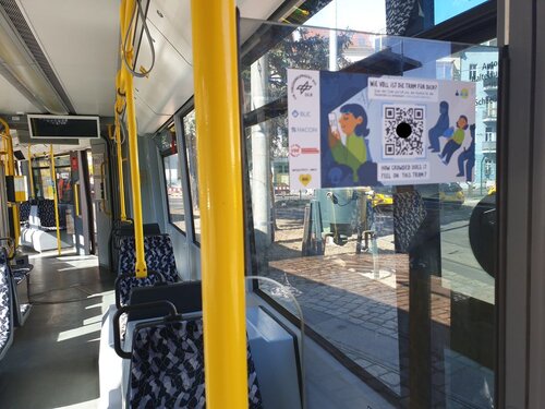 Aufkleber auf Windfang in einer Tram, welcher zur Umfrage führt